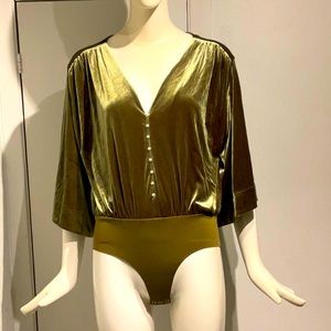 Beautiful green velvet, Hollywood starlet looking bodysuit from Zara! Size M